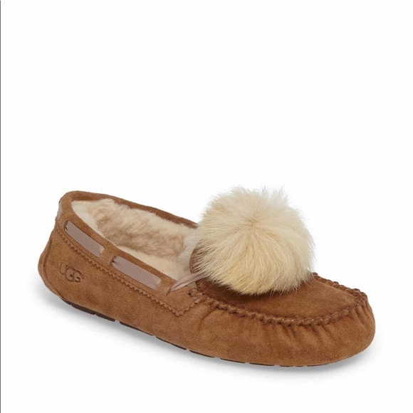 🔥🔥UGG DAKOTA Genuine Sheepskin Pom-Pom Slippers. - Picture 1 of 9